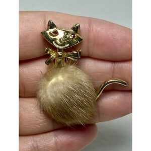 Vintage‎ Gold Tone Cat Kitty Brooch Pin Red Jewel Eyes Fur 2"
